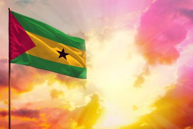 Sol üst köşede dalgalanan Sao Tome ve Principe bayrağı güzel renkli günbatımı ya da gündoğumu arkaplanı hakkında bilgi almak için yerinizi alın..