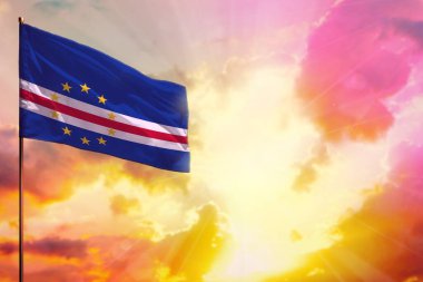 Dalgalanan Cabo Verde bayrağı sol üst köşede. Rengarenk günbatımı ya da gündoğumu arkaplanı hakkında bilgi almak için yeriniz hazır..