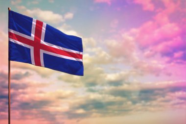 Renkli bulutlu gökyüzü arkaplanı üzerine yazdığınız metin için İzlanda bayrağının dalgalanan maketi.