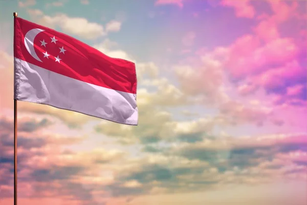 Развевающийся Макет Флага Сингапура Местом Текста Красочном Облачном Фоне — стоковое фото