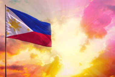 Sol üst köşede dalgalanan Filipinler bayrağı. Rengarenk günbatımı ya da gündoğumu hakkında bilgi edinebileceğiniz bir yer..