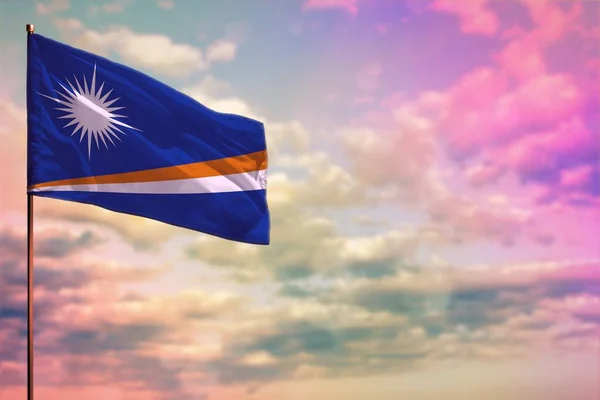 在五彩斑斓的云天背景上 飘扬的马绍尔群岛国旗与你的文字的地方成了模型 — 图库照片