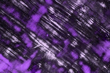 Büyük çizikler ve soyut fotoğraf arkaplanı olan ahşap masanın oldukça mor eski bir dokusu.