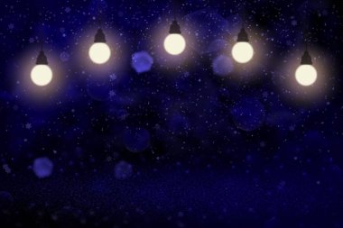 mavi fantastik, soyut, parlak arka plan parıltısı ampulleri ve düşen kar taneleri ile parlıyor. Odaklanamayan bokeh sineği - içeriğiniz için boş boşluklu kutlama modeli dokusu