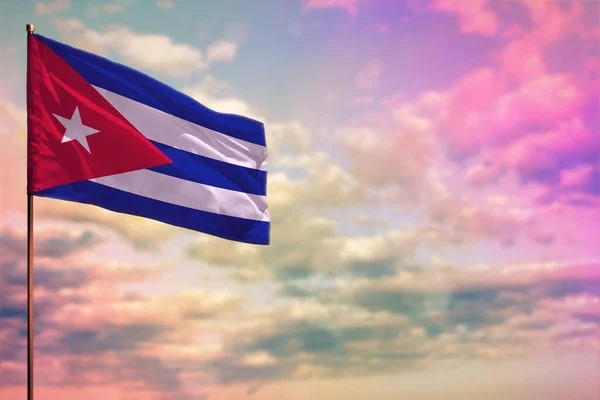 カラフルな曇った空の背景にあなたのテキストのための場所とキューバの旗のモックアップをなびかせ — ストック写真