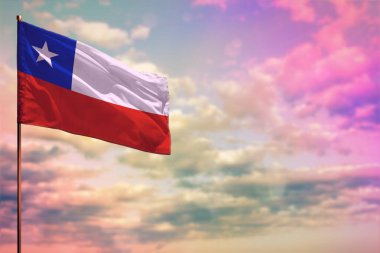 Renkli bulutlu gökyüzü arkaplanı üzerine yazdığınız metin için Şili bayrağının dalgalanan maketi.