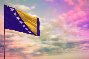 Bosna-Hersek 'in rengarenk bulutlu arkaplanı üzerine yazdığınız metin için dalgalanan bayrak modeli.