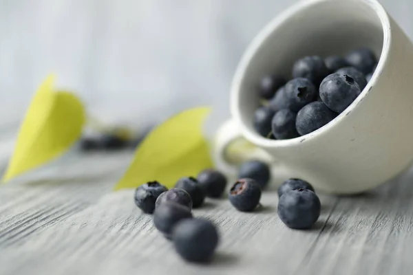 White Mug Blueberries Table Leaves Closeup — Stock Photo, Image