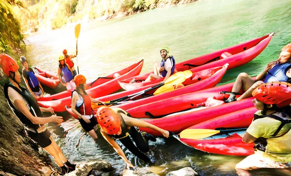 Groupe équipe terre canot rivière — Photo