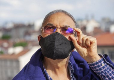 Kıdemli Adam Maskeli Virüs Salgını Gözlüklü Coronavirüs