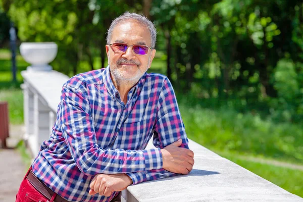 Relaxed Pensioner with Casual Clothing and Glasses in Park Smiling — Φωτογραφία Αρχείου