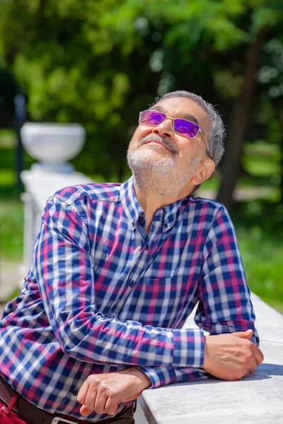 Relaxed Pensioner with Casual Clothing and Glasses in Park Looking Up Smiling — Φωτογραφία Αρχείου