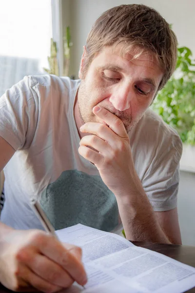 Kaukasischer Blonder Mann in seinen 30er Jahren unterschreibt Vertragsdokument — Stockfoto