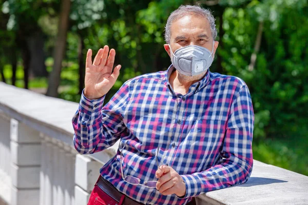 Les hommes âgés occasionnels avec masque visage dans le parc tisse — Photo