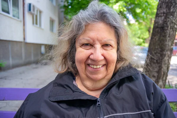 Idosos judia senhora sorrindo retrato ao ar livre na primavera — Fotografia de Stock