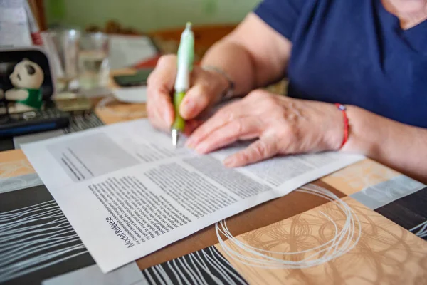 Modelo de formulario de liberación está siendo firmado por las manos de una anciana en casa —  Fotos de Stock