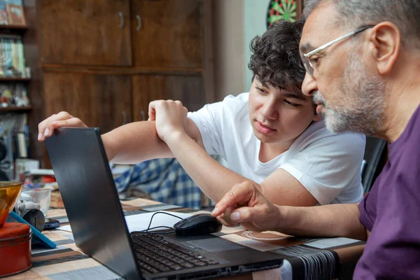 O neto está apontando para o avô no Laptop Monitor — Fotografia de Stock