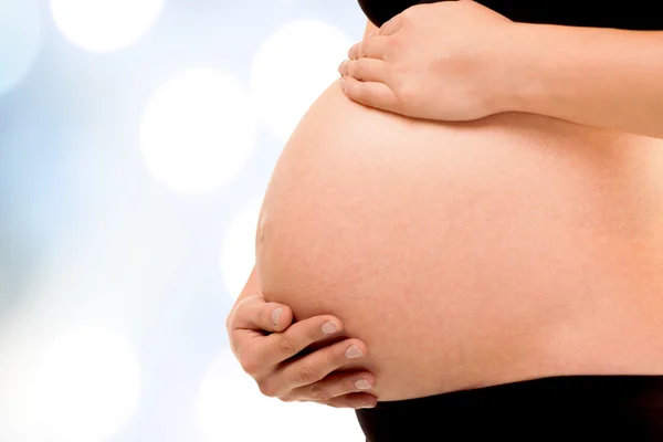 Embarazada mujer sosteniendo barriga — Foto de Stock