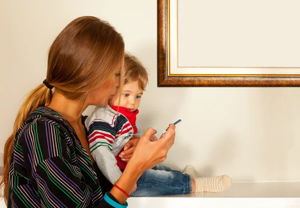 Mutter-Baby-Smartphone-Kommunikation — Stockfoto