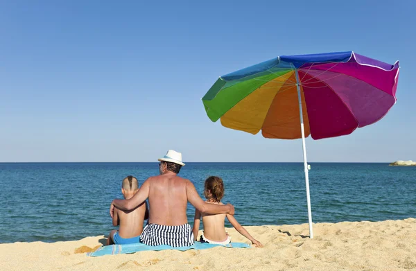 Nonno bambini abbraccio vedere — Foto Stock