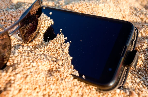 Smart phone sand vacation beach — Stock Photo, Image