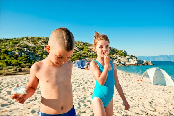Pantai makan anak-anak energi — Stok Foto