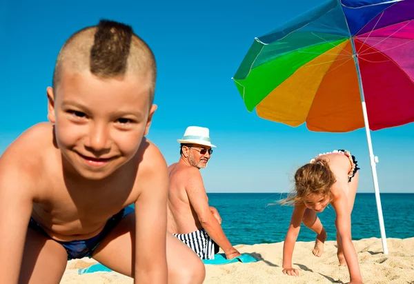 Vacanza mare divertimento nonno bambini — Foto Stock