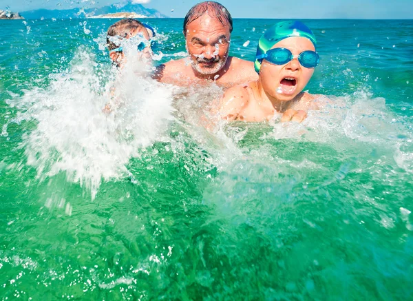 Grand-père vacances en mer enfants plaisir éclaboussures — Photo