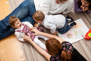 bir bebek kız aile gıdıklıyor