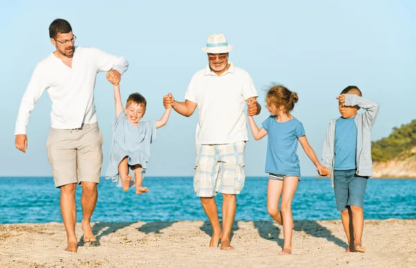 Nonno spiaggia famiglia — Foto Stock