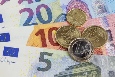 Avro faturaları ve para üstü yakın plan.