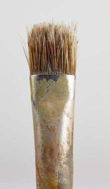 Kullanılmış düz boya fırçası ucu yakın plan.