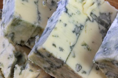 Lezzetli Fransız mavi peyniri dilimleri.