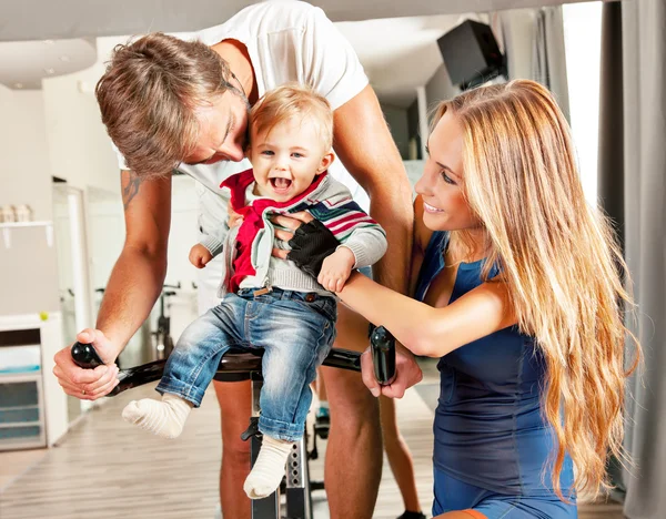 Kute cuidado de padres de familia bebé — Foto de Stock