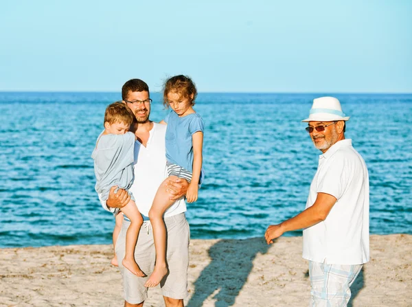 Famiglia vacanze mare generazioni — Foto Stock