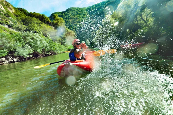 Em salpicos de canoa do rio — Fotografia de Stock