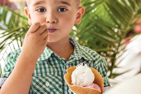 Boy child ice cream — Stock Photo, Image