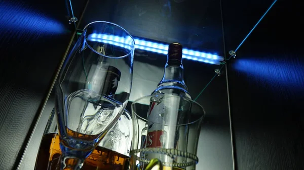 Mavi kadehler ve iki şişe viski..