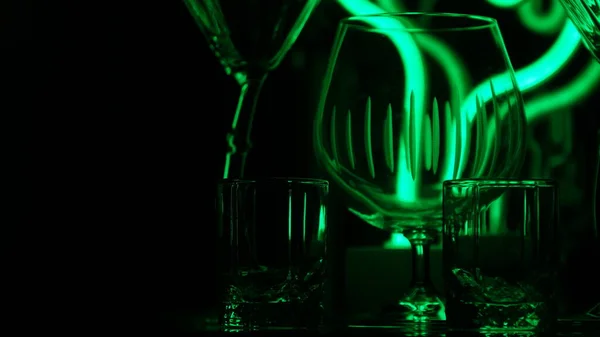 Brillen en opnamen gemarkeerd door groen licht op een zwarte achtergrond. Slechte sleutel. — Stockfoto