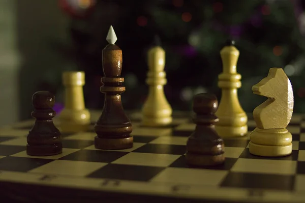 Satranç tahtasındaki satranç taşları