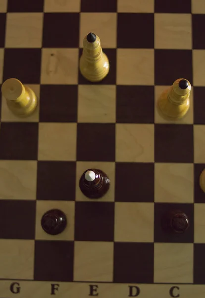 Satranç tahtasındaki satranç taşları