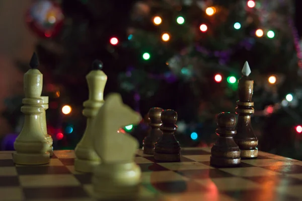 Satranç tahtasındaki satranç taşları