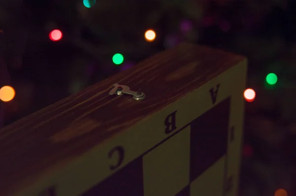 Renk ışıkları arka planında ahşap satranç tahtası