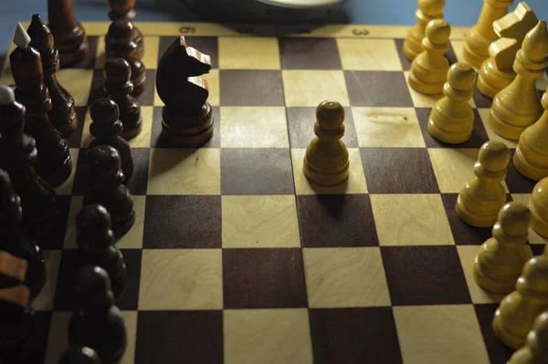 Satranç tahtasındaki satranç taşları