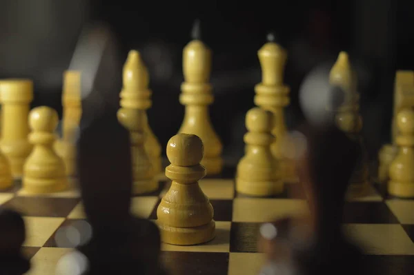 Satranç tahtasındaki satranç taşları
