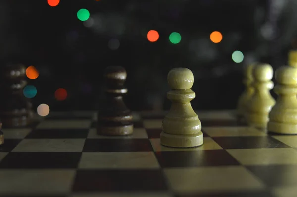 Satranç tahtasındaki satranç taşları