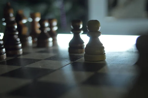 Satranç tahtasındaki satranç taşları