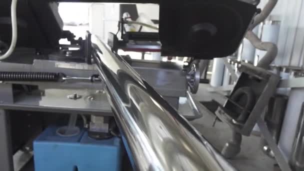 Uma máquina metalúrgica moderna corta um tubo de metal. — Vídeo de Stock