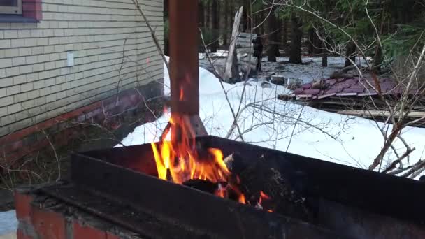 Lagerfeuer Flammen im Freien Kochen auf Brazier BBQ.Entzünden Kohlen Flammen in Mangal Barbecue. Zeitlupe. — Stockvideo