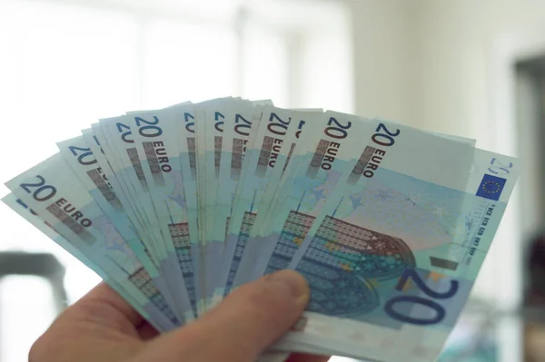 Avro para yığını, 20 avro nakit para.